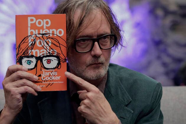 Entertainment Themen der Woche KW35 Entertainment Bilder des Tages Jarvis Cocker präsentiert Buch in Mexiko Jarvis Cocker Presents Book In Mexico Jarvis Cocker, frontman of the iconic alternative band Pulp, holds a book during the presentation of his new book Good Pop, Bad Pop , at the Mexico City Museum, which recounts through the memories of the British musician, while making an inventory of everything he has collected throughout his life, among old clothes, cassettes, a watch, broken glasses, and other objects, which narrates the key memories that the objects trigger or inspire him. Mexico City Mexico City Mexico Copyright: xGerardoxVieyrax originalFilename: vieyra-notitle220904_npjHo.jpg
