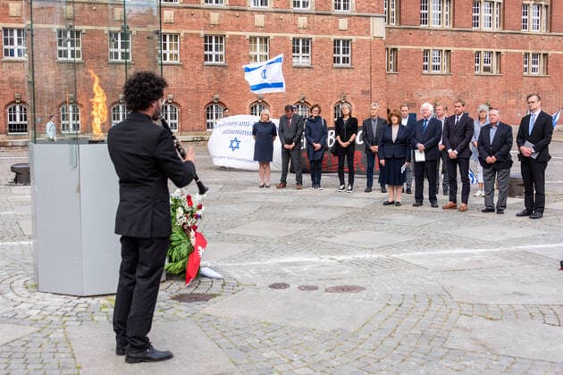 Kiel, 5 September 2022, commemoration of the Jewish victims of the attack on the Olympics on 05 09 1972 in Munich wreath-laying ceremony at the Olympic fire on the town hall square Kiel