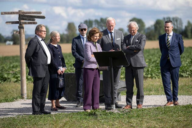 STAFFANSTORP 20220905 King Carl Gustaf and Queen Silvia, together with Mats Roslund, centre, Professor of Historical Archaeology, and County Governor Anneli Hulthén, left, and Lund University Vice-Chancellor Erik Renström, right, during a tour of the archaeological research site at Uppakra, Uppakra Archaeological Centre in Staffanstorp LUND SWEDEN x50090x  Copyright: xJohanxNilsson TTx KUNGAPARET LUND