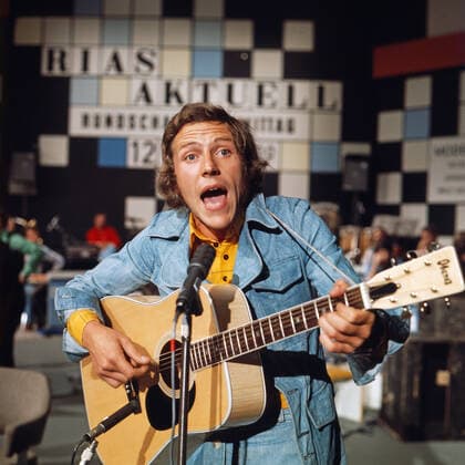Michael Thilo Michael Thilo, deutscher Sänger und Songschreiber, bei einem Fernsehauftritt, Deutschland 1975., Deutschland Copyright: kpa UnitedArchives55009576 EDITORIAL USE ONLY