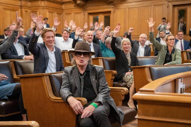 Appointment of Udo Lindenberg as honorary citizen of Hamburg The Hamburg Parliament votes on the award of honorary citizenship Udo Lindenberg sits casually in the front row in the plenary hall during the Appointment of Udo Lindenberg as honorary citiz