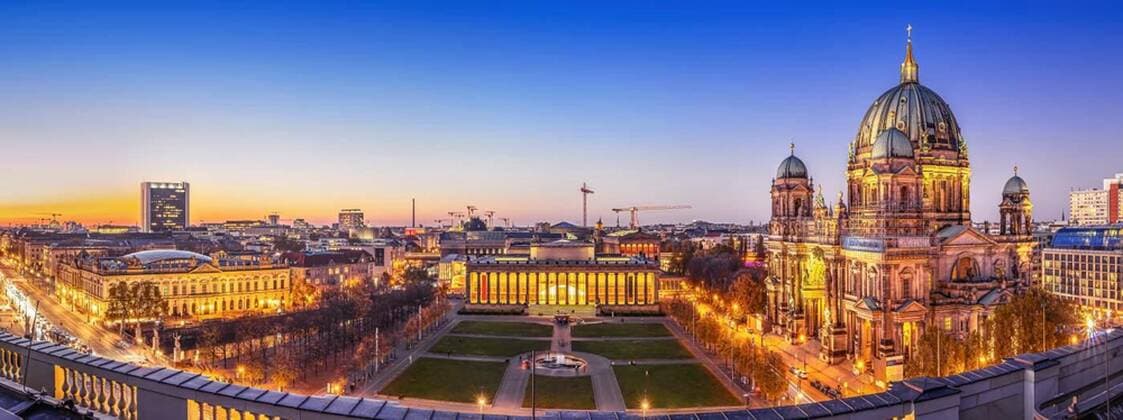 panoramic view at central berlin at night, , , 02.11.2021, Copyright: xFrank-Petersx Panthermedia30864060.jpg
