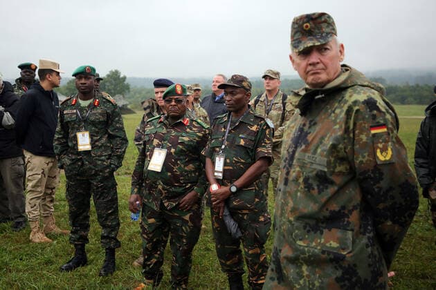 Members of the delegation of military personnel from Tanzania, center General Major Sibuti, exercise with firearms US Army, Training Area Vilseck, GER, 14 09 2022, 7th Army Training Command, Chad, Gambia, Tanzania, Brazil