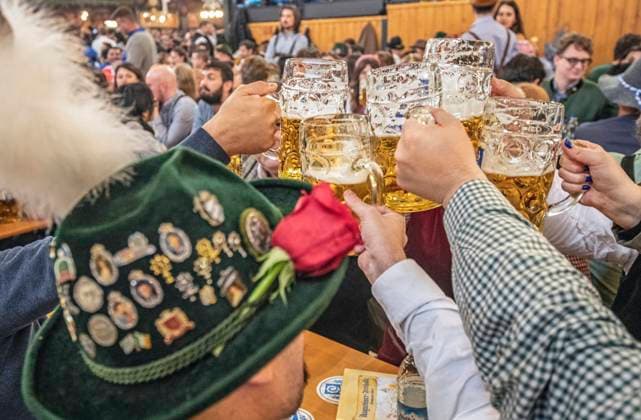 Oktoberfest 2022, opening day of the Oktoberfest, 17 September 2022 Germany, Munich, 17 09 2022, Oktoberfest visitors in Bavarian costume toast with their Maß beer in the Augustiner Festhalle, Start of Oktoberfest 2022, toast,