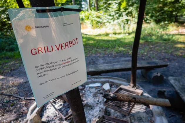 Barbecue ban Fire and increased fire danger A cooled fireplace in the dry open landscape 04 09 2022 Barbecue ban Fire and increased fire danger A cooled fireplace in the dry open landscape A sign with the inscription barbecue ban at a playground in the district of Ludwigsburg Photo KS Images de Karsten Schmalz Ludwigsburg , Baden Württemberg Germany
