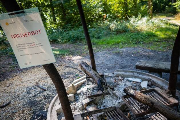 Barbecue ban Fire and increased fire danger A cooled fireplace in the dry open landscape 04 09 2022 Barbecue ban Fire and increased fire danger A cooled fireplace in the dry open landscape A sign with the inscription barbecue ban at a playground in the district of Ludwigsburg Photo KS Images de Karsten Schmalz Ludwigsburg , Baden Württemberg Germany