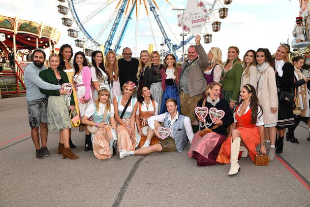 Cathy Hummels and her guests Sophia Thiel, Dagmar, Wöhrl, Sila Sahin, Sylvia Walker, Andrea Kaiser, Simone Ballack, Timur Bartels, Magdalena Brzeska, Paola Maria u a at her Wiesn Bummel on 19 09 2022 at the Oktoberfest in Munich Cathy Hummels Wiesn Bummel at the Oktoberfest 2022 in Munich