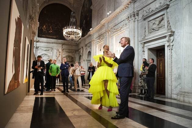 2022 09 21 10 50 37 AMSTERDAM King Willem Alexander with Iriee Zambie, one of the three winners, in the Royal Palace for the presentation of the Royal Prize for Free Painting 2022 The King will present the prize to three young artists ANP OLAF KRAAK netherlands out belgium out  Copyright: xx x455113910x originalFilename: 455113910.jpg