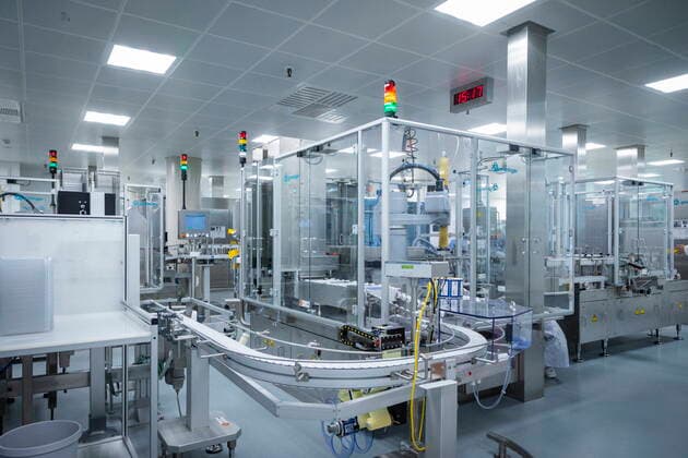 GSK GlaxoSmithKline Biologicals GlaxoSmithKline Biologicals stellt Impfstoffe für den Weltmarkt her: Der saisonale Grippe-Impfstoff wird in rund 70 Ländern vertrieben. Neben der Produktion saisonaler und pandemischer Grippe-Impfstoffe komplettiert die Formulierung und Abfüllung von Hepatitis-Impfstoffen das Portfolio des Dresdner Werkes. Der Produktionsprozess unterliegt den Richtlinien der Â»Guten HerstellungspraxisÂ« (GMP) sowie gesetzlichen Vorgaben, deren Einhaltung fortlaufend kontrolliert und dokumentiert wird. Nur die Impfstoffchargen, die sämtliche Qualitätsmerkmale über den kompletten Produktionsprozess erfüllen, werden am Ende durch die firmeninterne, behördlich anerkannte Â»Qualified PersonÂ« sowie durch das Paul-Ehrlich