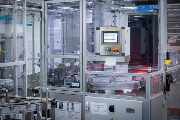GSK GlaxoSmithKline Biologicals GlaxoSmithKline Biologicals stellt Impfstoffe für den Weltmarkt her: Der saisonale Grippe-Impfstoff wird in rund 70 Ländern vertrieben. Neben der Produktion saisonaler und pandemischer Grippe-Impfstoffe komplettiert die Formulierung und Abfüllung von Hepatitis-Impfstoffen das Portfolio des Dresdner Werkes. Der Produktionsprozess unterliegt den Richtlinien der Â»Guten HerstellungspraxisÂ« (GMP) sowie gesetzlichen Vorgaben, deren Einhaltung fortlaufend kontrolliert und dokumentiert wird. Nur die Impfstoffchargen, die sämtliche Qualitätsmerkmale über den kompletten Produktionsprozess erfüllen, werden am Ende durch die firmeninterne, behördlich anerkannte Â»Qualified PersonÂ« sowie durch das Paul-Ehrlich