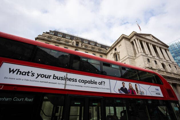 September 23, 2022, London, United Kingdom: A bus features an advert with the words What s your business capable of outside the Bank of England in London. The Bankis Monetary Policy Committee raised interest rates to 2.25 percent yesterday though in today s mini-budget, Kwasi Kwarteng unveiled the biggest tax cuts in 34 years. London United Kingdom - ZUMAs197 20220923_zaa_s197_287 Copyright: xTejasxSandhux