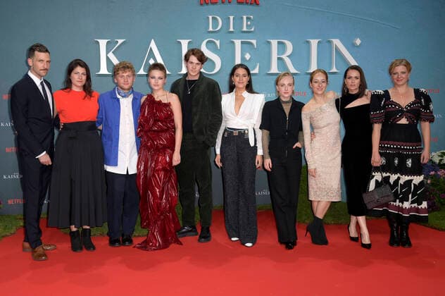 Florian Cossen, Katrin Gebbe, Johannes Nussbaum, Devrim Lingnau, Philip Froissant, Almila Bagriacik, Elisa Schlott, Katharina Eyssen, Melika Foroutan and Jördis Triebel at the Influencer Event for the Netflix series The Empress in the Great Orangery of Charlottenburg Palace Berlin, 23 09 2022 Foto:xF.xKernx xFuturexImage