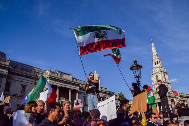September 24, 2022, London, United Kingdom: A protester waves a Freedom for Iran flag during the demonstration. Thousands of Iranians and other protesters gathered in Trafalgar Square in response to the death of Mahsa Amini, who died in police custody in Iran after being detained for allegedly not wearing a head scarf (hijab) properly in public. London United Kingdom - ZUMAs197 20220924_zaa_s197_219 Copyright: xVukxValcicx