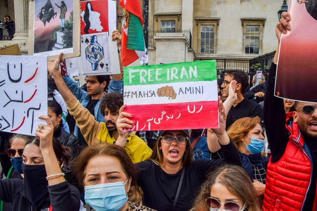 September 24, 2022, London, United Kingdom: A protester holds a Free Iran placard during the demonstration. Thousands of Iranians and other protesters gathered in Trafalgar Square in response to the death of Mahsa Amini, who died in police custody in Iran after being detained for allegedly not wearing a head scarf (hijab) properly in public. London United Kingdom - ZUMAs197 20220924_zaa_s197_228 Copyright: xVukxValcicx