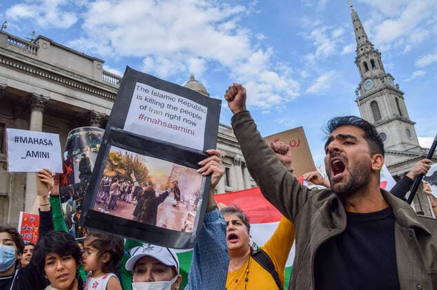 September 24, 2022, London, United Kingdom: A protester chants slogans and gestures next to another protester holding an anti- Islamic Republic of Iran placard, during the demonstration. Thousands of Iranians and other protesters gathered in Trafalgar Square in response to the death of Mahsa Amini, who died in police custody in Iran after being detained for allegedly not wearing a head scarf (hijab) properly in public. London United Kingdom - ZUMAs197 20220924_zaa_s197_229 Copyright: xVukxValcicx