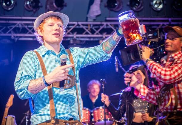 24 09 2022 xesx Frankfurt am Main, Frankfurt Oktoberfest world star as a surprise guest after his concert in Deutsche Bank Park ksm singer Ed Sheeran at the Frankfurt Oktoberfest on and was in a party mood and gave a small spontaneous concert picture shows singer Ed Sheeran ind Lederhosen ES