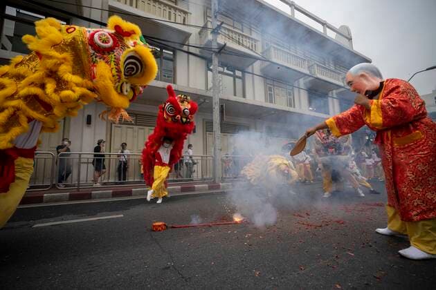 September 25, 2022, Bangkok, Bangkok, Thailand: Traditional Chinese lion dancers jump as fireworks explode in the street on the first day of the Vegetarian Festival. The annual Vegetarian Festival, which derives from Chinese religious influences, began today in cities throughout Thailand. Bangkokâ€⠢s historic Yaowarat Chinatown saw the start of the 11 day long event, with food stalls lining the streets selling vegan food. Bangkok Thailand - ZUMAt128 20220925_zap_t128_001 Copyright: xAdryelxTalamantesx