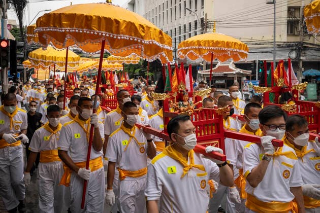 September 25, 2022, Bangkok, Bangkok, Thailand: Soldiers dressed in white carry palanquins with statues of Taoist Chinese deities on the first day of the Vegetarian Festival. The annual Vegetarian Festival, which derives from Chinese religious influences, began today in cities throughout Thailand. Bangkokâ€⠢s historic Yaowarat Chinatown saw the start of the 11 day long event, with food stalls lining the streets selling vegan food. Bangkok Thailand - ZUMAt128 20220925_zap_t128_006 Copyright: xAdryelxTalamantesx