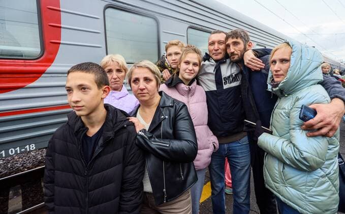 Russia Partial Mobilisation 8284764 27.09.2022 Relatives say goodbye to a man conscripted for military service during partial mobilisation before his leaving for additional training in the town of Shelekhov, Irkutsk region, Russia. Russian President Vladimir Putin on September 21 signed a decree on the partial mobilisation amid the military operation in Ukraine. Kirill Shipitsin Sputnik Irkutsk region Russia  Copyright: xKirillxShipitsinx