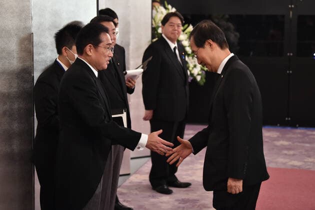 September 27, 2022, Tokyo, Japan: Japan s Prime Minister Fumio Kishida (front L) welcomes South Korea s Prime Minister Han Duck-soo (R) before a reception at the Asakasa State Guest House in Tokyo on September 27, 2022, following the state funeral for Japan s former prime minister Shinzo Abe. Tokyo Japan - ZUMAz114 20220927_zih_z114_292 Copyright: xPOOLx