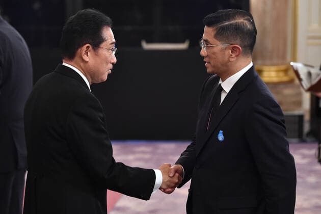 September 27, 2022, Tokyo, Japan: Japan s Prime Minister Fumio Kishida (L) welcomes Malaysia s Minister of International Trade and Industry Minister Azmin Ali (R) before a reception at the Asakasa State Guest House in Tokyo on September 27, 2022, following the state funeral for Japan s former prime minister Shinzo Abe. Tokyo Japan - ZUMAz114 20220927_zih_z114_295 Copyright: xPOOLx