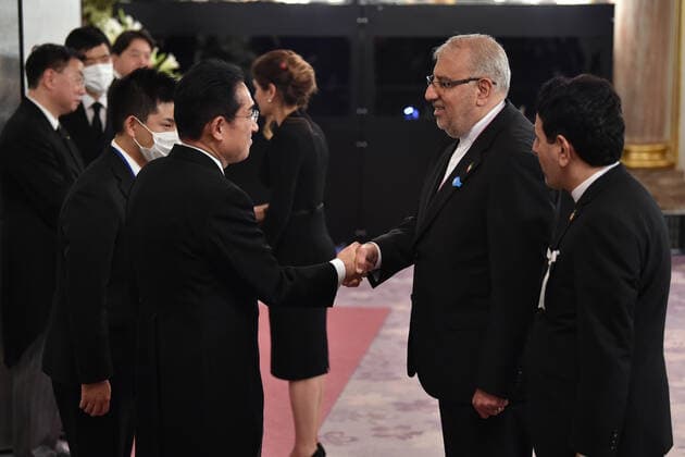 September 27, 2022, Tokyo, Japan: Japan s Prime Minister Fumio Kishida (front L) welcomes Iran s Oil Minister Javad Owji (2nd R) before a reception at the Asakasa State Guest House in Tokyo on September 27, 2022, following the state funeral for Japan s former prime minister Shinzo Abe. Tokyo Japan - ZUMAz114 20220927_zih_z114_296 Copyright: xPOOLx