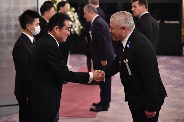 September 27, 2022, Tokyo, Japan: Japan s Prime Minister Fumio Kishida (front L) welcomes Honduras Foreign Minister Eduardo Enrique Reina Garcia before a reception at the Asakasa State Guest House in Tokyo on September 27, 2022, following the state funeral for Japan s former prime minister Shinzo Abe. Tokyo Japan - ZUMAz114 20220927_zih_z114_302 Copyright: xPOOLx