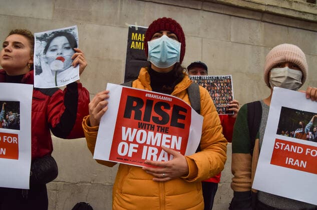 September 27, 2022, London, United Kingdom: A protester holds a placard which states Rise with the women of Iran during the demonstration in Trafalgar Square. Protesters continue to gather in London in response to the death of Mahsa Amini, who died in police custody in Iran after being detained for allegedly not wearing a head scarf (hijab) properly in public. London United Kingdom - ZUMAs197 20220927_zaa_s197_107 Copyright: xVukxValcicx