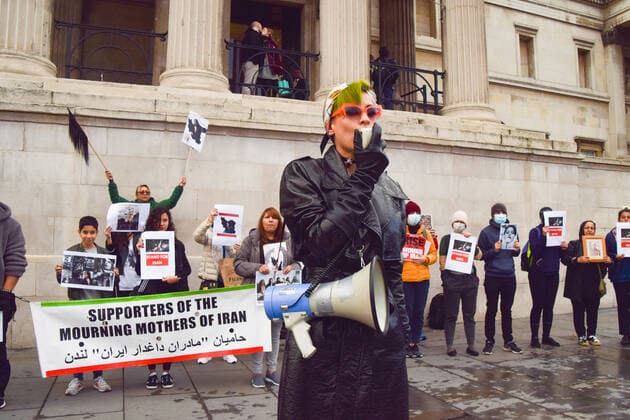 September 27, 2022, London, United Kingdom: A protester chants slogans through a megaphone during the demonstration in Trafalgar Square. Protesters continue to gather in London in response to the death of Mahsa Amini, who died in police custody in Iran after being detained for allegedly not wearing a head scarf (hijab) properly in public. London United Kingdom - ZUMAs197 20220927_zaa_s197_111 Copyright: xVukxValcicx