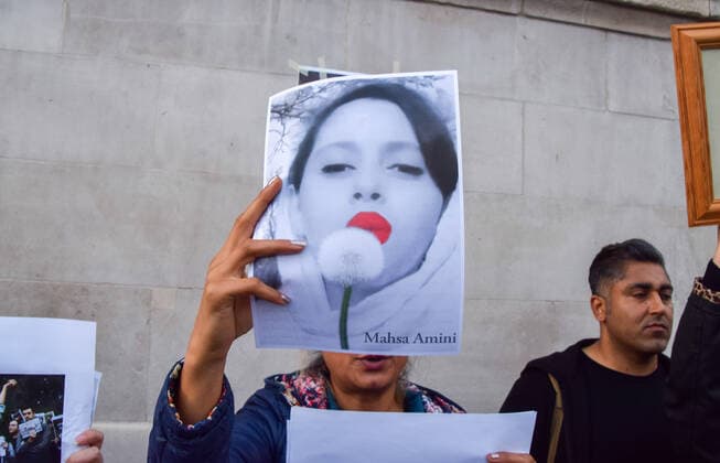 September 27, 2022, London, United Kingdom: A protester holds a picture of Mahsa Amini during the demonstration in Trafalgar Square. Protesters continue to gather in London in response to the death of Mahsa Amini, who died in police custody in Iran after being detained for allegedly not wearing a head scarf (hijab) properly in public. London United Kingdom - ZUMAs197 20220927_zaa_s197_112 Copyright: xVukxValcicx