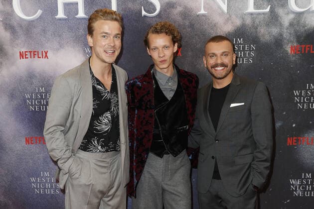 German premiere Netflix of Im Westen nichts Neues Albrecht Schuch, Felix Kammerer, Edin Hasanovic on the red carpet at the German premiere Netflix of Im Westen nichts Neues at Kino International in Berlin Copyright: xEventpressxGolejewskix