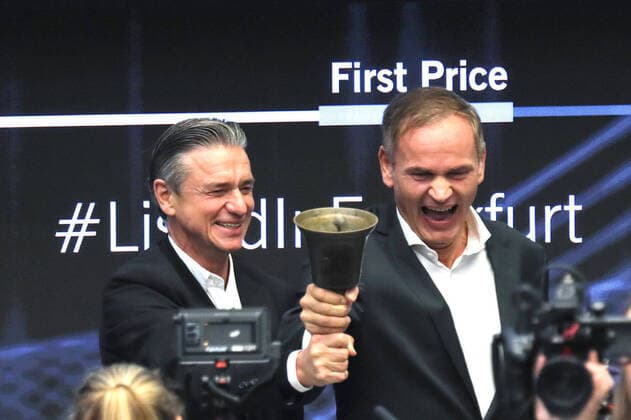 29 09 2022, Frankfurt, DEU Initial public offering of Porsche AG on the Frankfurt Stock Exchange Oliver Blume, Chairman of the Executive Board of Porsche AG, right, and Lutz Meschke, Deputy Member of the Executive Board of Porsche AG