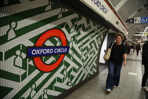 September 30, 2022, London, United Kingdom: A passenger in Oxford Circus platform. London United Kingdom - ZUMAs197 20220930_zab_s197_031 Copyright: xDinendraxHariax