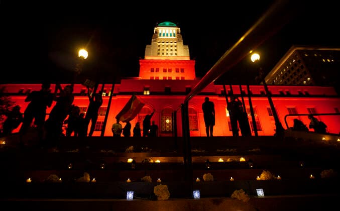 September 30, 2022, Los Angeles, California, USA: City Hall is lit red, white and green as protesters gather in Downtown Los Angeles for a vigil to remember Mahsa Amini, who died in custody of Iran s morality police, and to protest against Iran s treatment of women. Los Angeles has the largest concentration of Iranians outside of Iran. Los Angeles USA - ZUMAc18_ 20220930_znp_c18_005 Copyright: xJillxConnellyx