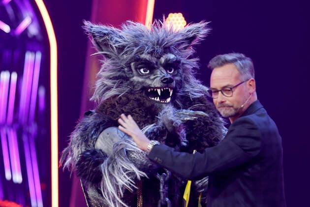 Host Matthias Opdenhövel next to the costume The Werewolf in the 1 live show of the 7 season The Masked Singer 2022 at MMC Studios Cologne Ossendorf Cologne, 01 10 2022 NRW Germany Copyright: xChristophxHardtx
