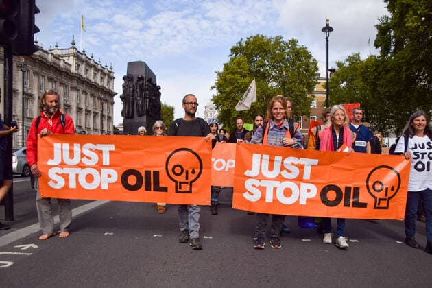 News Bilder des Tages October 3, 2022, London, England, United Kingdom: Just Stop Oil protesters march in Whitehall. The protest is part of a series of demonstrations taking place daily in Westminster, with the climate action group demanding an end to fossil fuels and a switch to renewables. London United Kingdom - ZUMAv130 20221003_zip_v130_008 Copyright: xVukxValcicx