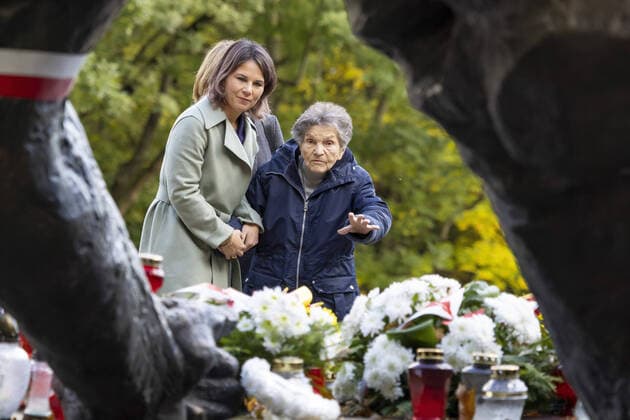 Annalena Baerbock Buendnis 90 Die Gruenen , German Foreign Minister, visits the cemetery for the Warsaw rioters Here with survivor Wanda Traczyk Stawska Warsaw Poland Copyright: xThomasxImo photothek.netx