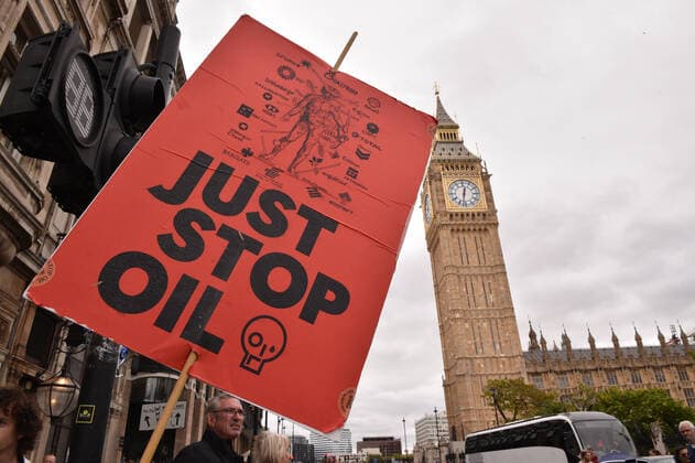 News Bilder des Tages October 4, 2022, London, England, United Kingdom: Climate activists group Just Stop Oil blocked the roads around Parliament Square as part of Occupy Westminster action, demanding to halt all future licensing and consents for the exploration, development and production of fossil fuels in the UK. London United Kingdom - ZUMAk172 20221004_zip_k172_009 Copyright: xThomasxKrychx