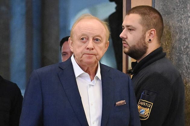 Alfons SCHUHBECK enters the courtroom Trial start in the criminal proceedings against Alfons SCHUHBECK for tax evasion ÒgingerÓ before the Higher Regional Court Munich OLG II on 05 10 2022