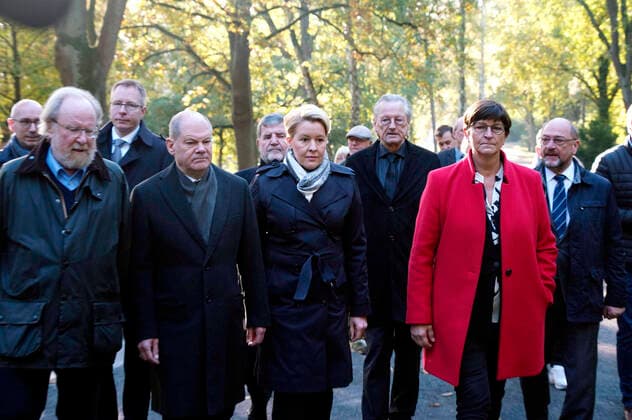 Wolfgang Thierse, Olaf Scholz, Franziska Giffey, Peter Brandt, Saskia Esken and Martin Schulz at the wreath-laying ceremony at the grave of former Governing Mayor and Chancellor Willy Brandt on the occasion of the 30th anniversary of his death at the Waldfriedhof Zehlendorf Berlin, 08 10 2022 Foto:xT.xBartillax xFuturexImage