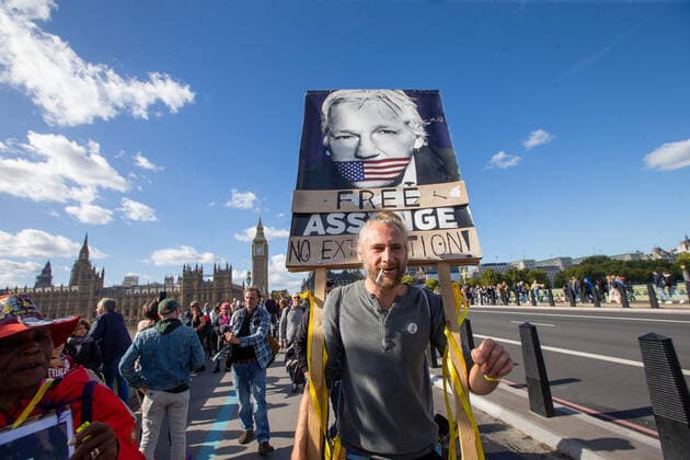 News Bilder des Tages October 8, 2022, London, England, United Kingdom: Activists formed a human chain surrounding UK Parliament to demand freedom for Wikileaks founder Julian Assange. London United Kingdom - ZUMAs262 20221008_zip_s262_004 Copyright: xTayfunxSalcix