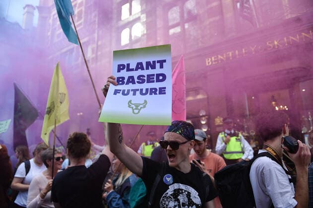News Bilder des Tages October 8, 2022, London, England, United Kingdom: Activist holds a placard which reads Plant Based Future during the protest, at Piccadilly Street. Animal Rebellion joined with environmentalists from Just Stop Oil, vegans and animal rights activists took to the streets of central London calling for a Plant-based Future. London United Kingdom - ZUMAk172 20221008_zip_k172_008 Copyright: xThomasxKrychx