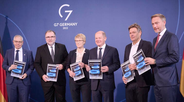 Berlin, Handover of the proposal of the Independent Commission Natural Gas and Heat to Scholz, Lindner and Habeck Handover of the proposal of the Independent Commission Natural Gas and Heat to Olaf Scholz Federal Chancellor, SPD , Christian Lindner Federal Minister of Finance, Vice Chancellor, FDP and R