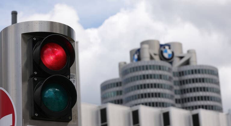 08 06 2022, Germany, Bavaria, Munich, bmw, automobiles, car manufacturer, BMW four cylinder, BMW Skyscraper, BMW Tower, head office, before that red traffic light Munich Germany Copyright: xRalfxIbing SnowfieldxPhotographyx SF080622BMWR18