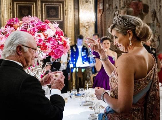 2022 10 11 21 50 52 STOCKHOLM Queen Maxima toasts with King Carl XVI Gustaf during the state banquet in the royal palace during a three day state visit from the Netherlands to Sweden During the state banquet, both heads of state gave speeches ANP POOL REMKO DE WAAL netherlands out belgium out  Copyright: xx x456080480x originalFilename: 456080480.jpg