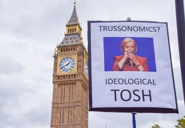 News Bilder des Tages October 12, 2022, London, England, United Kingdom: A protester holds a placard mocking Trussonomics outside Parliament. Anti-Tory Government protesters gathered in Westminster as Liz Truss faced PMQs. London United Kingdom - ZUMAv130 20221012_zip_v130_050 Copyright: xVukxValcicx