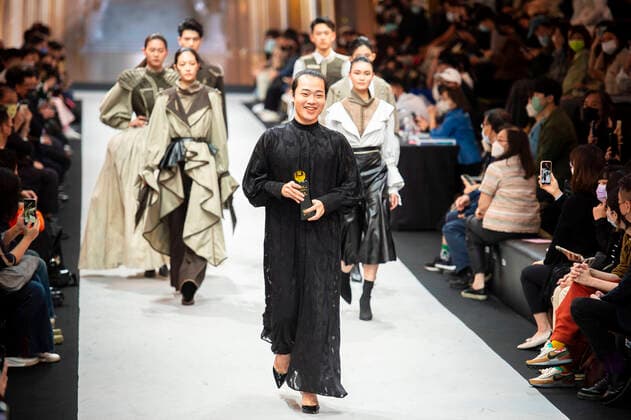 Bilder des Jahres 2022, Entertainment 10 Oktober Entertainment Themen der Woche KW41 October 13, 2022, Taipei, Taipei, Taiwan, China, Republic of China: Hu Jun Cheng holds the first prize when the models present winning collection Century of sword during Fashion Week Designer Award Ceremony in Taipei, Taiwan on 13 10 2022 by Taipei Taiwan, China, Republic of China - ZUMAw80_ 20221013_zaf_w80_004 Copyright: xWiktorxDabkowskix