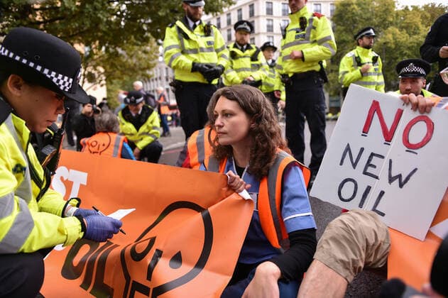 News Bilder des Tages October 13, 2022, London, England, United Kingdom: 13th day of Occupy Westminster action. Climate activists group Just Stop Oil blocked a major South London junction at St George s Circus, Southwark. The activists demand is to stop all future licensing and consents for the exploration, development and production of fossil fuels in the UK. London United Kingdom - ZUMAk172 20221013_zip_k172_001 Copyright: xThomasxKrychx