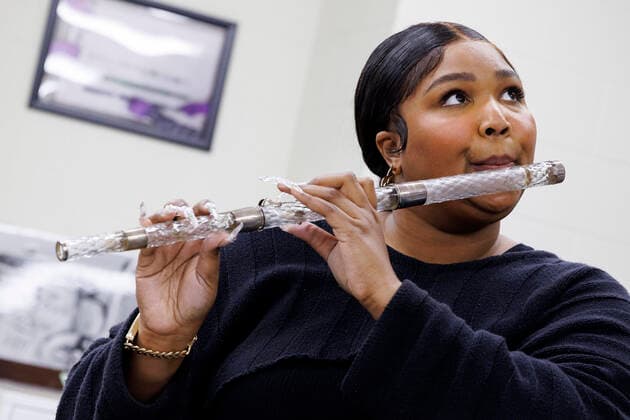 September 26, 2022, Washington, DC, United States of America: Pop singer and songwriter Lizzo plays a 200-years-old crystal flute during a tour of the Music Division at the Library of Congress, September 26, 2022 in Washington, D.C. The flute once belonged to the fourth President of the United States, James Madison. Washington United States of America - ZUMAp138 20220926_zaa_p138_057 Copyright: xShawnxMiller LibraryxOfx