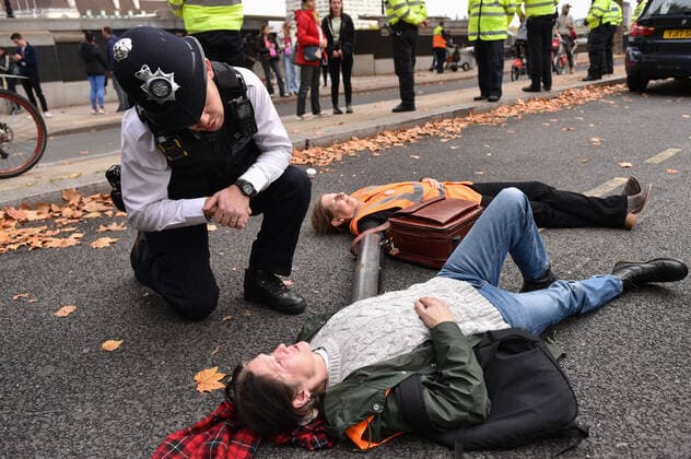 News Bilder des Tages October 14, 2022, London, England, United Kingdom: 14th day of Occupy Westminster action. Climate activists from Just Stop Oil threw paint at New Scotland Yard sign and blocked Victoria Embankment opposite Metropolitan Police headquarters. The activists demand is to stop all future licensing and consents for the exploration, development and production of fossil fuels in the UK. London United Kingdom - ZUMAk172 20221014_zip_k172_007 Copyright: xThomasxKrychx